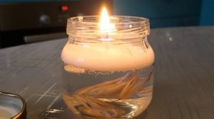 Свеча из соевого воска с украшением из свечного геля с сухоцветами.