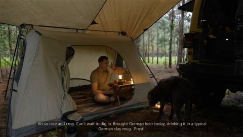 Отдых на природе, в дождливом лесу с палаткой