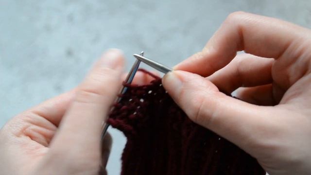 Эффектный двусторонний узор спицами. Вяжется очень просто! смотреть онлайн