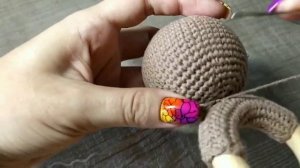 ?Мастер-класс, мишка, игрушка-погремушка крючком. Russian + English titres