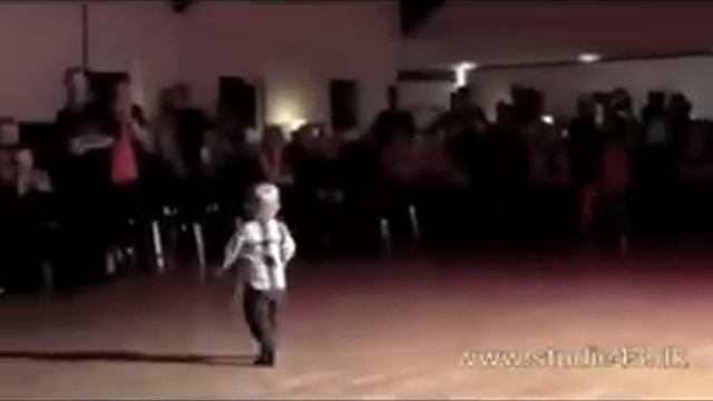 2 летний мальчик танцует 