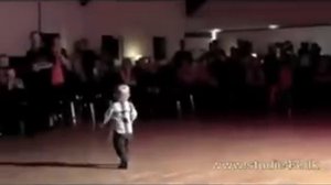 2 летний мальчик танцует "щибаба рибаба"