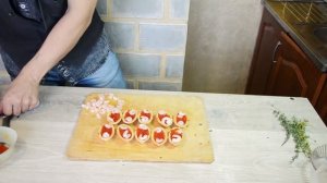 Тарталетки с красной икрой, креветками и авокадо