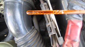 Проверка моторного масла методом масляного щупа