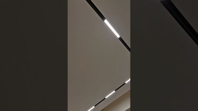 Видеообзор - встраиваемая в натяжной потолок трековая система с линейными светильниками смотреть онлайн