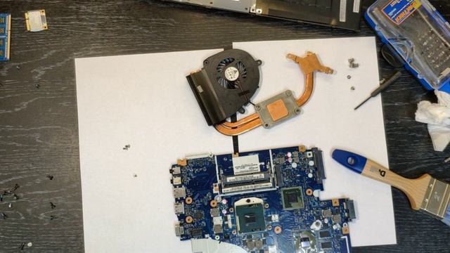 ACER V3 531G Разбор, чистка, замена термопасты на ноутбуке смотреть онлайн