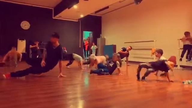 Тренировка БРЕЙК ДАНС смотреть онлайн