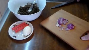 Салат из морской капусты с крабовыми палочками и яйцом.