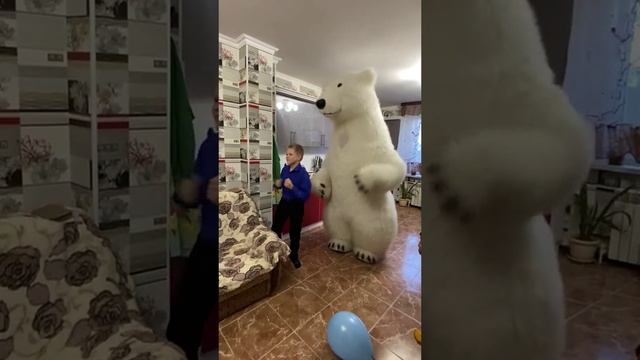 ? Шокирующий медведь: Белый Мишка и его вирусные танцевальные поздравления! ??