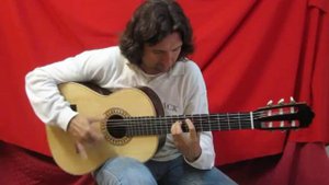 Guitarrista flamenco Pepe Ortega en el taller del guitarrero Alberto Martín.
