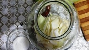 Квашеная капуста со свеклой