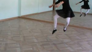 Отрабатываем ПА де Ша - кошачий прыжок. Ручки держим крепче в позициях. Приземляемся в V позицию.