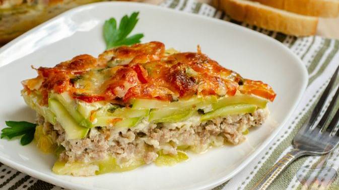 Питательная, но при этом лёгкая.
ЗАПЕКАНКА С ФАРШЕМ И КАБАЧКАМИ