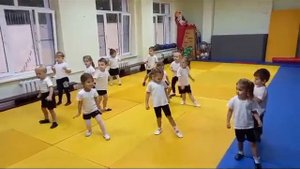 Дети трех летки  на физкультуре, в детском саду Сочи