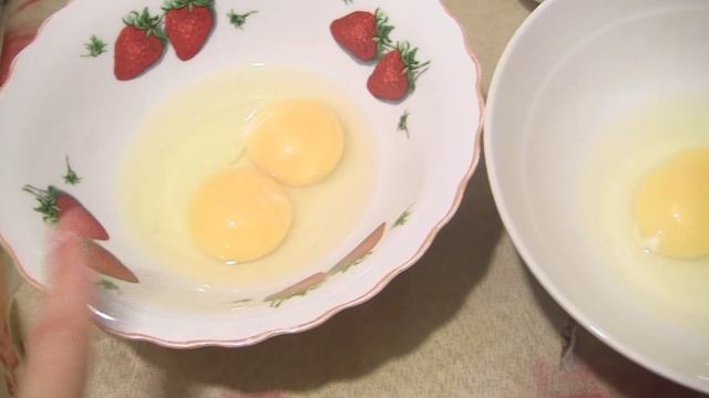 Яйца с 2 желтками смотреть онлайн