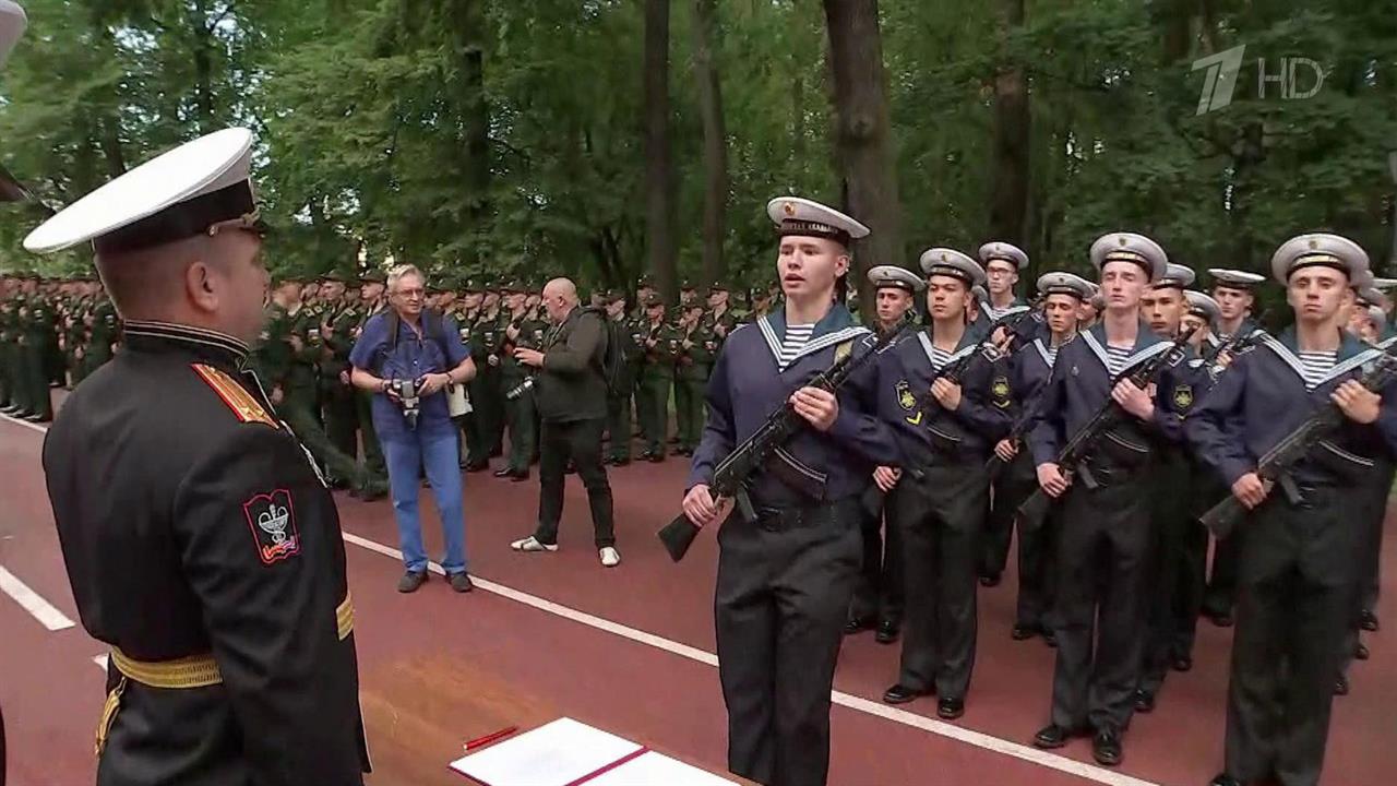 Более 700 курсантов Военно-медицинской академии Санкт-Петербурга приняли присягу