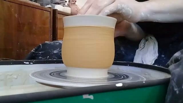 Процесс создания кружек на гончарном круге смотреть онлайн