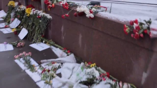 Мост покрыт цветами. Цветы покрыты снегом... Памяти Бориса Немцова