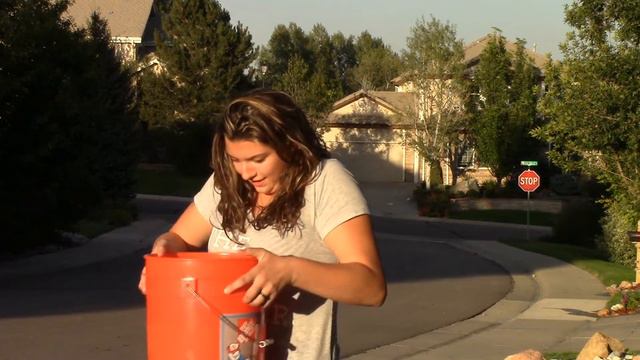 Chloe Peterson takes the Ice Bucket Challenge смотреть онлайн
