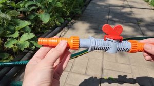 Монтирую капельный полив для огурцов без вложений женскими руками. Без подъёма бочки и насоса.