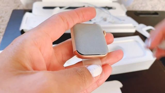 Apple Watch SE 2020 Unboxing /40mm Gold Aluminium Case With Deep Navy Sport Band