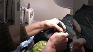 Заклеить прорыв на кожаной куртке