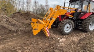 Экскаватор погрузчик ДЭМ 114 планирует территорию