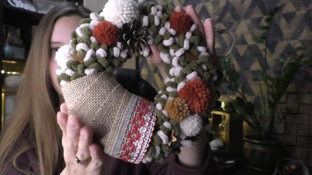 Рождественский венок из пряжи, панно с вязаными снежинками. Новогодний декор своими руками. смотреть онлайн