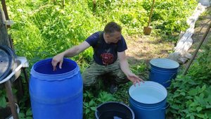 Делаю стойку под пластиковую бочку для автополива грядок.