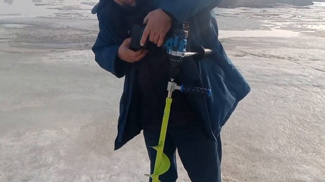 Безродный китайский шуруповерт... тоже бурит лед! смотреть онлайн