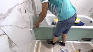 Монтаж парящего экрана из керамогранита для ванной.