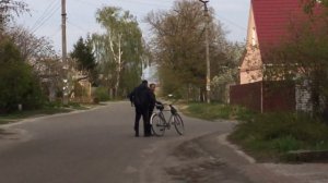 Пьяные мужики пытаются доехать домой на велосипеде :)