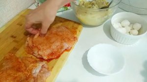 Бомбочки из куриного филе с начинкой из картофельного пюре и моцареллой.