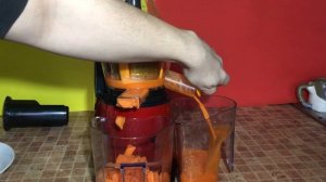 Делаем морковный сок . Морковка и соковыжималка