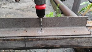 Сверление 6 мм отверстия в уголке с толщиной металла 5 мм дрелью DEKO GCD12DU3