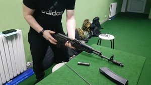 Новичков учат разбирать автомат Калашникова