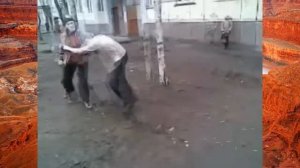 МУЖИК ВЛЕЗ В ЖЕСТКУЮ ДРАКУ ШКОЛЬНИКОВ!