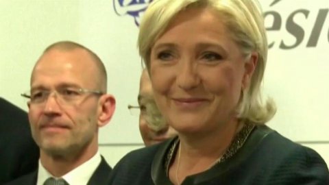 Макрон против Ле Пен: во Франции второй тур президентских выборов