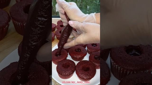 Как начинка попадает внутрь капкейков? #капкейкирецепт #капкейкивподарок#рецепты#рецепткапкейков
