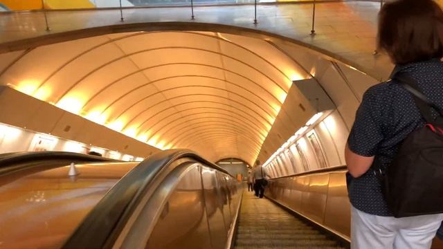 КАК ЖИВУТ В ЧЕХИИ. САМОЕ ГЛУБОКОЕ МЕТРО В ПРАГЕ. СТАНЦИЯ ИЗ БУТЫЛОК KARLOVO NÁMĚSTÍ. METRO B PRAHA смотреть онлайн