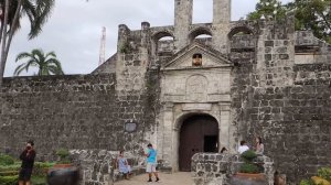 MOBBED BY LOCALS IN THE PHILIPPINES! (first impressions of CEBU CITY!) ??