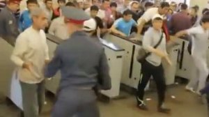Как иммигранты проходят турникеты в метро mp4