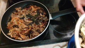 Необычный салат из сушеных грибов и кабачков, очень люблю готовить его в зимнее время.