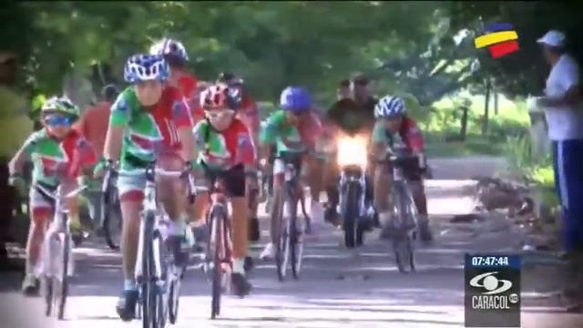 En el Magdalena Medio, 30 niños pedalean para llegar alto como los campeones смотреть онлайн