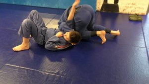 БЖЖ: жёсткое удушение с помощью отворота из бокового удержания