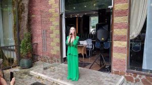 Абхазия. Красивая девушка поёт песню.