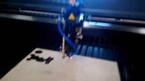 Резка дерева на лазерном станке с ЧПУ и CO2 источником