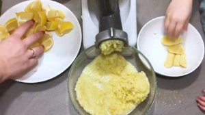 Рецепт полезного чая от простуды из имбиря, лимона и клюквы: заготавливаем "волшебные" кубики