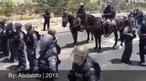 После закрытия  Мичети  Аль акса Делают Дуа на улице