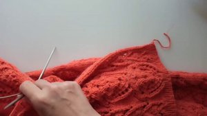 Кардиган спицами, продвижение. Набор петель для планки, способ три петли из двух кромочных.